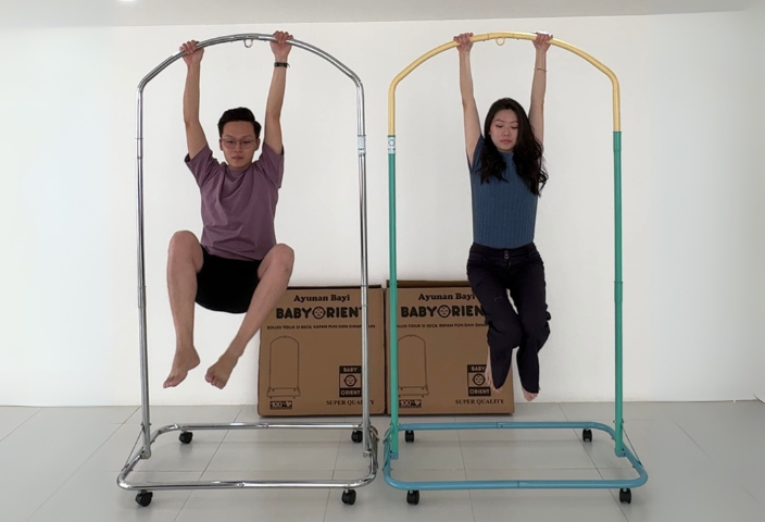 Ayah dan bunda sedang gantung di ayunan bayi BabyOrient